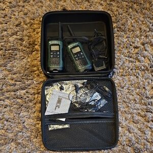 Motorola Talkabout T465 Rechargeable Two-Way Radio Bundle With Case